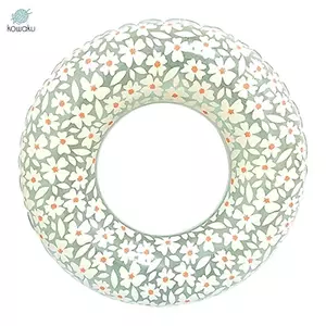 Giường nổi và vòng bơi bằng PVC thoải mái, phù hợp cho hồ bơi ngoài trời trong mùa hè
