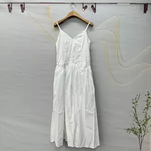 Đầm đeo chéo hẹp màu trắng Phiên bản dài kiểu Pháp nhỏ Kỳ nghỉ hè Váy dài thông thường hàng ngày