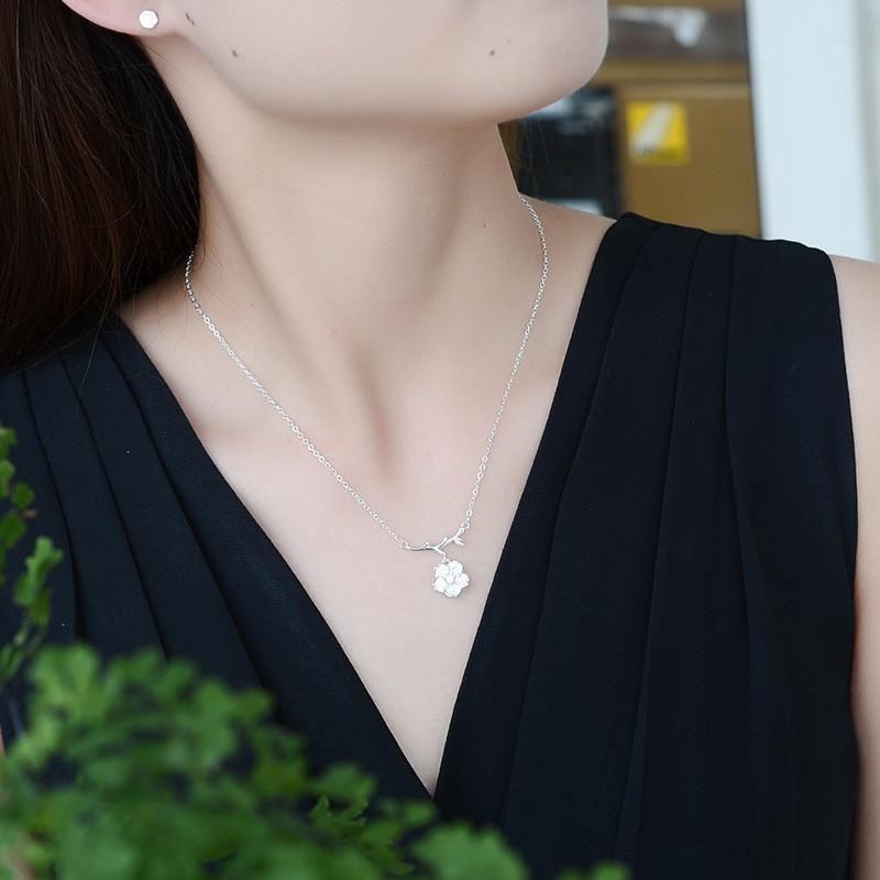 Vòng cổ hoa anh đào dễ thương độc đáo và sang trọng