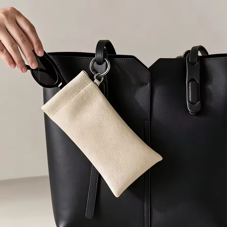 Túi đựng kính da PU nhẹ mỏng có móc khóa Túi bảo vệ kính râm mở đàn hồi để mang theo hàng ngày và sử dụng du lịch