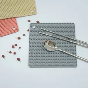 Tấm lót nồi silicon vuông hình tổ ong dày chịu nhiệt