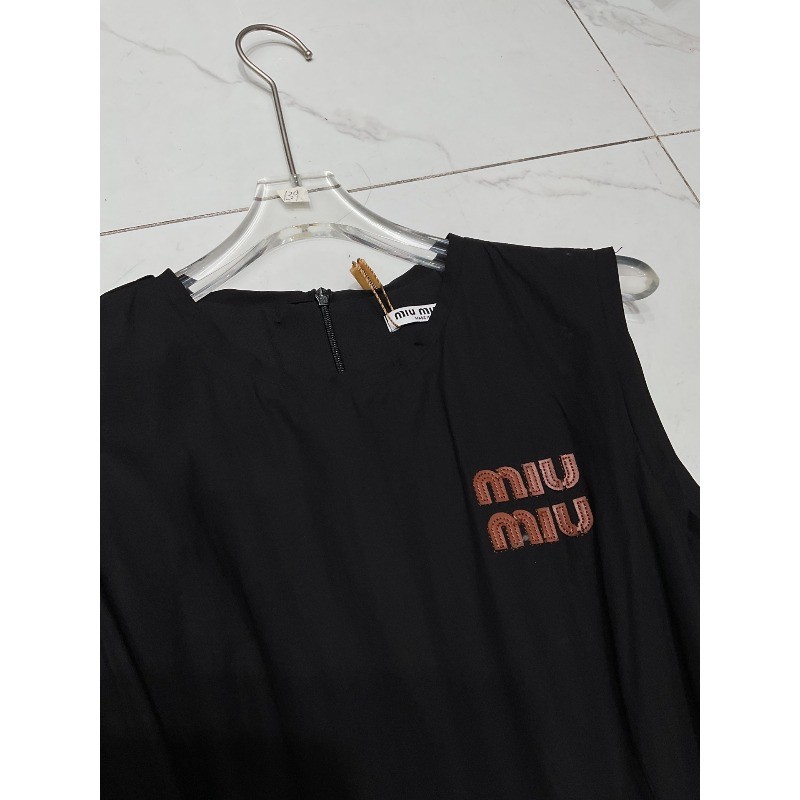 Váy dài mới cổ tròn và chữ thêu cho nữ