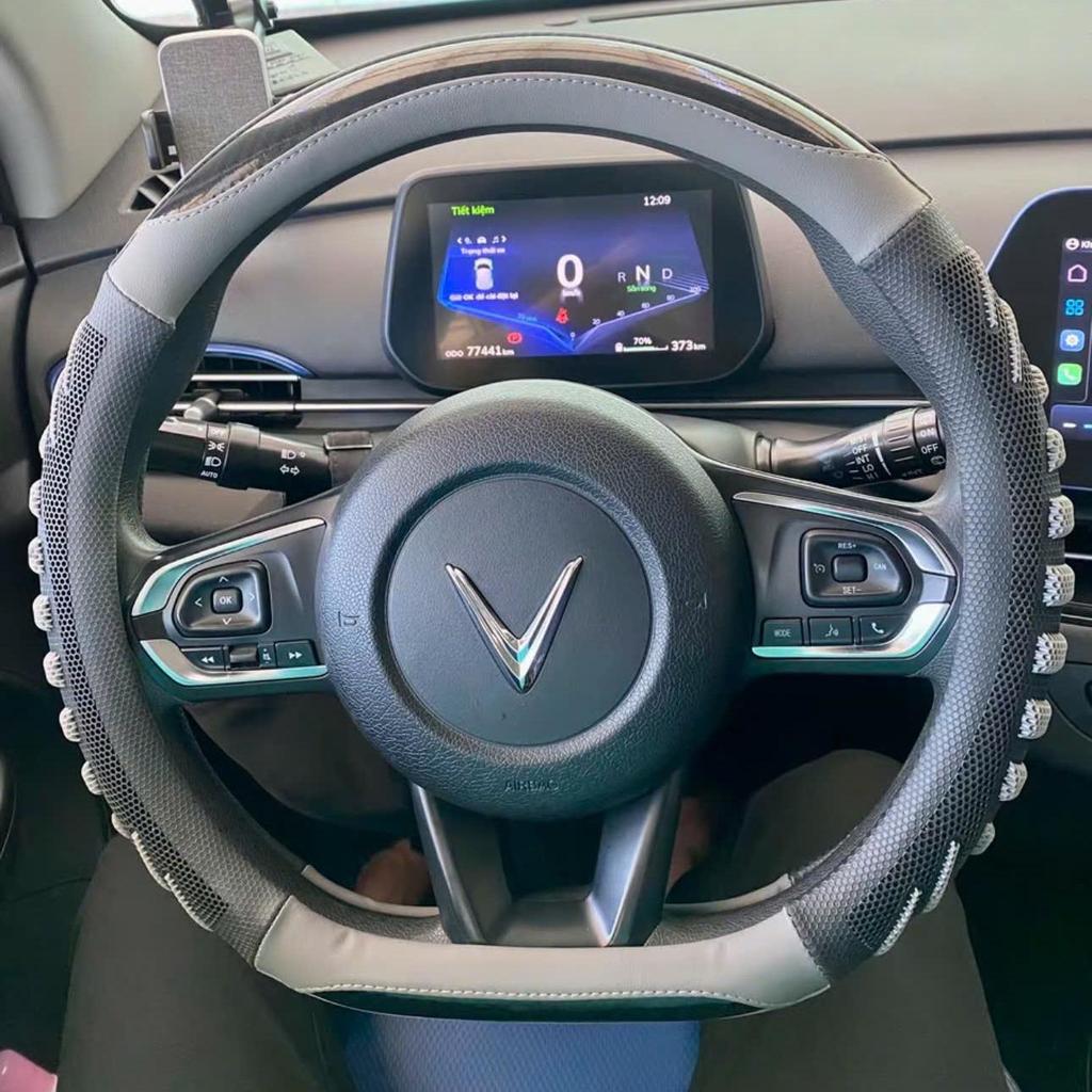 Bọc vô lăng D-cut thể thao form méo cho VinFast VF3 VF5 VF6 VF7 VF8 VF9 VFe34 Limo Green Herio Green – ôm khít vô lăng