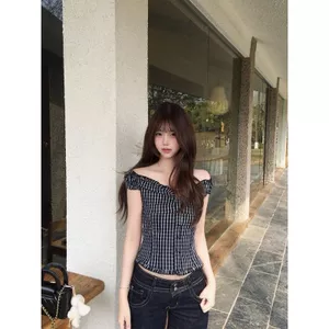 Phiên bản Hàn Quốc Retro Đen Trắng Tương phản Màu kẻ sọc một vai Áo sơ mi hai vai Áo sơ mi quây nữ mùa hè Áo sơ mi Vest eo hẹp hàng đầu