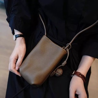 Túi mini đa năng, nghệ thuật, tươi mát và dễ thương với mặt dây chuyền tròn nhỏ và da mềm