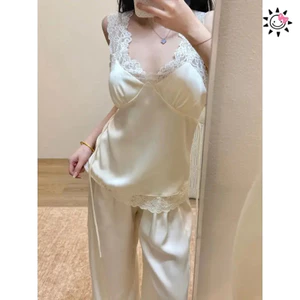 Bộ đồ ngủ hai mảnh phong cách Hàn Quốc mới VN, sang trọng và giá cả phải chăng, có trang trí ren, sử dụng chất liệu lụa mát mẻ, mềm mại mượt, thoải mái gợi cảm, kem chất lượng cao màu trắng.