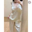 Bộ đồ ngủ hai mảnh phong cách Hàn Quốc mới VN, sang trọng và giá cả phải chăng, có trang trí ren, sử dụng chất liệu lụa mát mẻ, mềm mại mượt, thoải mái gợi cảm, kem chất lượng cao màu trắng.