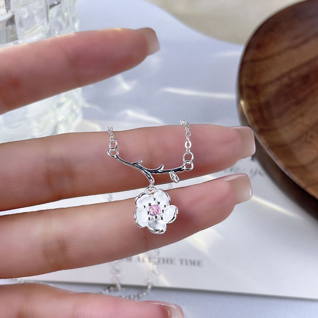 Vòng cổ hoa anh đào dễ thương độc đáo và sang trọng