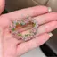 AqToCna Ngọt Ngào Trái Tim Tình Yêu Vòng Hoa Thổ Cẩm Nữ Tính Màu Hồng Ve Áo Pin Món Quà Trang Sức Cho Nữ Sinh Viên Đại Học Đầm Thường Ngày Phụ Kiện AqToCna