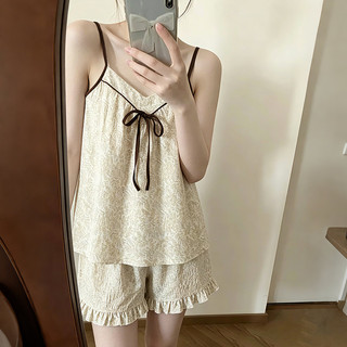 Bộ đồ ngủ 2 mảnh kiểu cổ điển dành cho nữ, gồm quần short có đệm mút tích hợp và áo tank top buộc dây, họa tiết hoa.