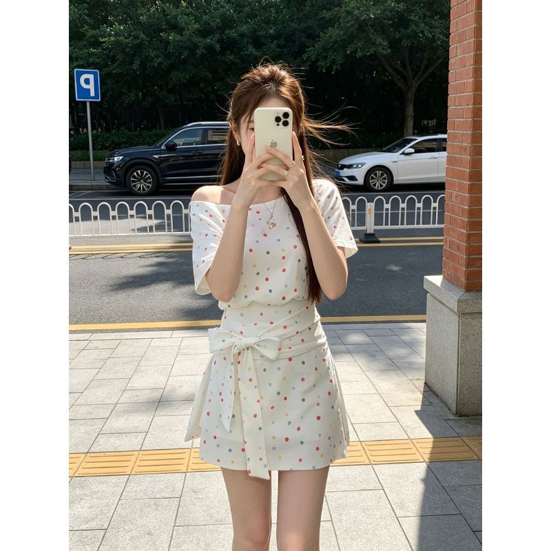 [Khuyến mãi trong thời gian có hạn] Hot Girl Tính khí Slanted Vai chấm bi eo hẹp + Váy xẻ tà Bộ đồ hai mảnh