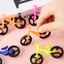 < Pluscloth > 12 Đồ chơi mô hình xe đạp Mini dành cho trẻ em có khớp di chuyển – Tượng nhỏ xe đạp bằng nhựa để trang trí văn phòng tại nhà Bộ quà tặng người đam mê xe đạp Mô hình xe đạp bền