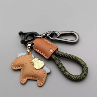 Móc khóa ô tô sáng tạo hình hoạt hình, dây đan thủ công bằng da, tinh xảo và dễ thương – phụ kiện treo cặp sách