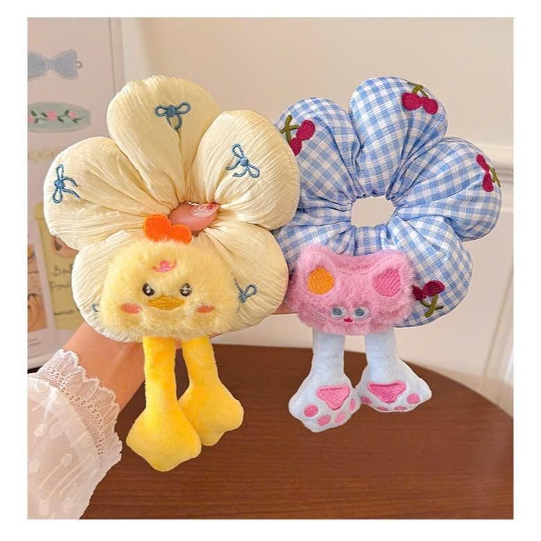 Cột tóc Scrunchie hoa 5 cánh đa sắc, họa tiết thú bông dễ thương, chất liệu vải bông gòn, hoàn hảo cho mọi hoạt động.