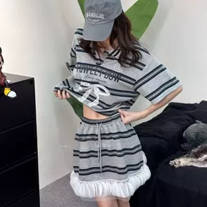 2026 Phong Cách Mới Phong Cách Hàn Quốc Sọc In Hình Phù Hợp Với Nữ Mỏng Hơn Áo Thun + Ren Nấm Cạnh Nửa Váy Thể Thao Hai Mảnh Phù Hợp Với Nữ