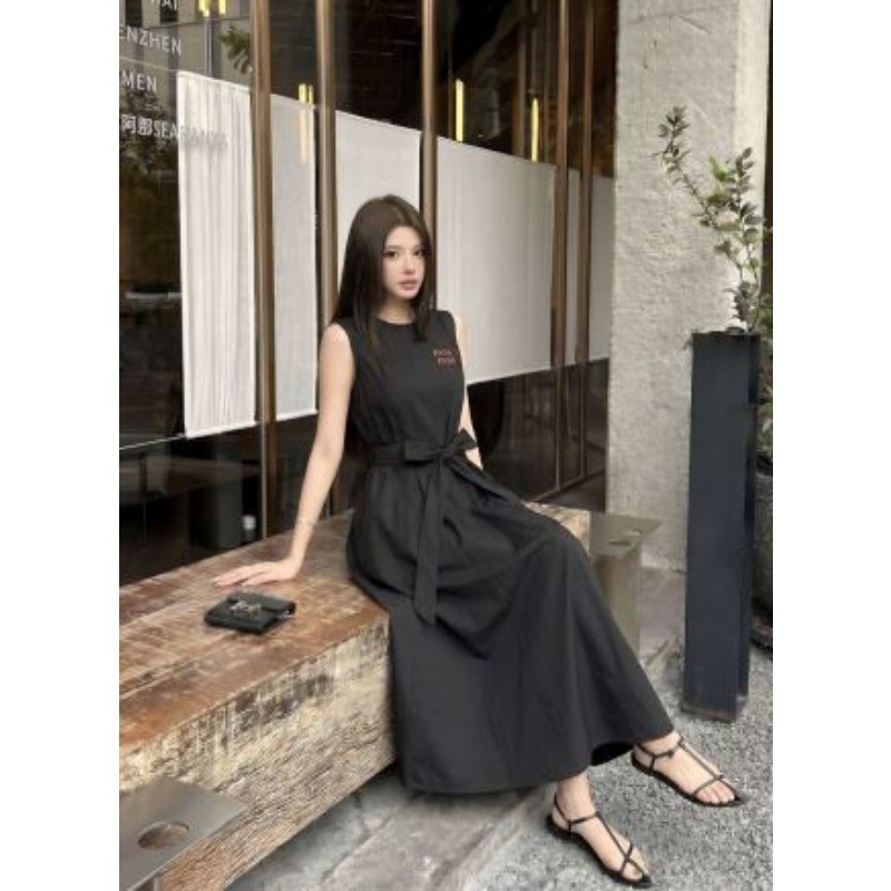 Váy dài mới cổ tròn và chữ thêu cho nữ