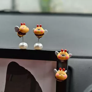 Little Bee Spring Swinging Car Đồ trang trí nội thất ô tô dễ thương Vị trí làm việc Máy tính để bàn Đồ trang trí sáng tạo 26.3.22