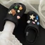 charm crocs chữ cái charm dép crocs chảm Giày Lỗ Giày Hoa Mùa Hè Đi Biển Đi Biển Dép Đi Biển Khóa Giày Thời Trang Dễ Thương Độc Đáo Tự Làm Ba Chiều Giày Trang Trí