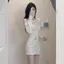 Váy dài tay đeo vai nữ mùa thu đông phong cách mới bên trong phù hợp với phong cách sang trọng Giảm tuổi Váy hông màu trắng phù hợp