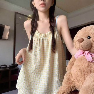 Bộ đồ ngủ hai mảnh kẻ caro Sweet Fresh dành cho nữ, gồm quần short và áo tank top có đệm mút tích hợp.