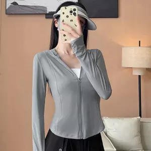 Quần áo chống nắng UPF50 + Yoga dành cho nữ Áo khoác ngoài chống tia cực tím Mùa hè thoáng khí Phong cách mới có mũ trùm đầu Quần áo chống nắng nữ