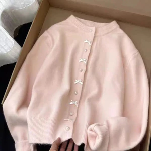 Áo len dệt kim màu vàng kem VN, được trang bị nơ 3D độc đáo, ánh sáng rất đẹp, thích hợp cho nữ, lý tưởng để mặc đầu xuân.