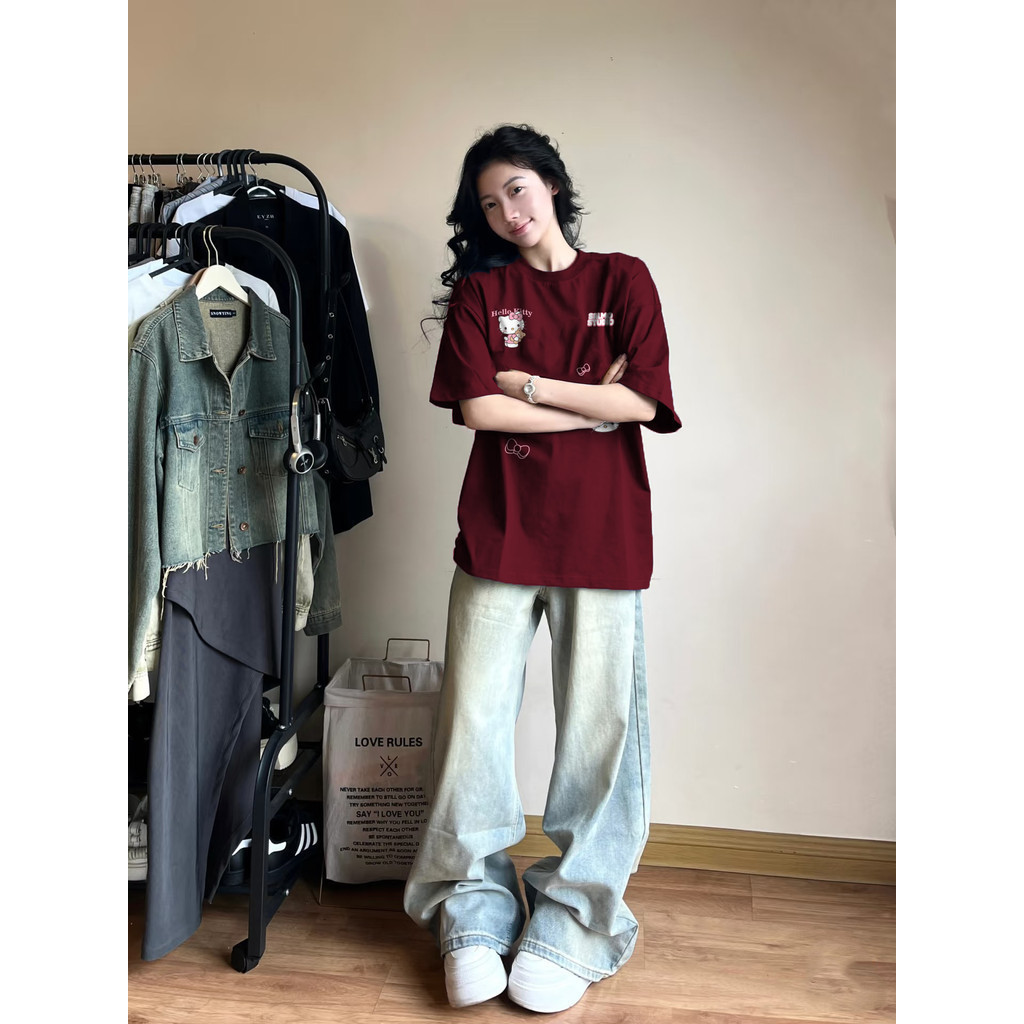 （Giao hàng 24h）Angela Áo thun tết nữ Đỏ mận form rộng cổ tròn Hello Kitty in hình cute local brand