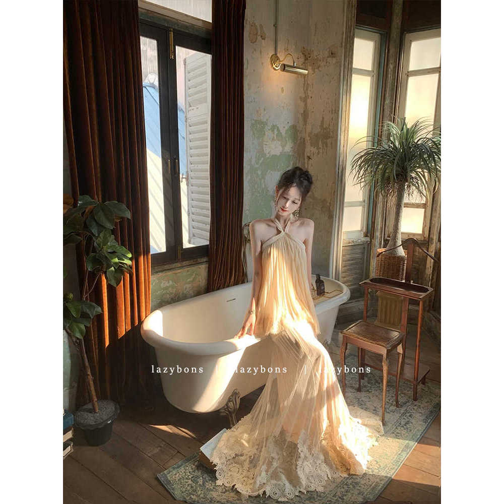Set áo cổ yếm + chân váy The Muse dài phối ren