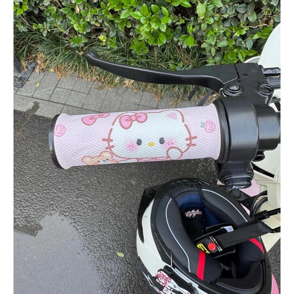 Decal tay lái xe điện Hello Kitty dán chống trượt, thấm mồ hôi, bảo vệ tay lái - ảnh 3