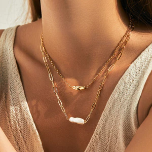 Vòng cổ chuỗi nhiều lớp với mặt dây chuyền ngọc trai – Trang sức tối giản mạ vàng dành cho nữ