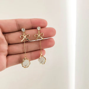 Bông tai ngọc trai thanh lịch với thiết kế dây chuyền dài, tối giản và sang trọng để mặc hàng ngày
