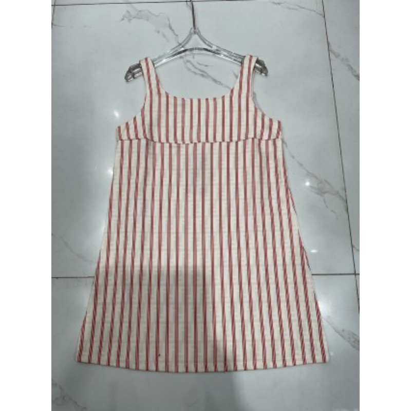 Váy nữ dài vừa phải mới có cổ tròn và đính cườm đính cườm