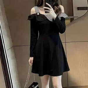 Đầm dài tay Hepburn lệch vai màu đen khí chất Váy đen nhỏ Phong cách mới Thiết kế kiểu Pháp dáng ôm hơn
