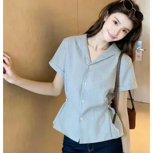 Áo sơ mi ngắn tay sọc hẹp thiết kế Sense Mùa hè 2026 Phong cách mới Thời trang thời trang Pháp Petty Bourgeoisie Chic Top