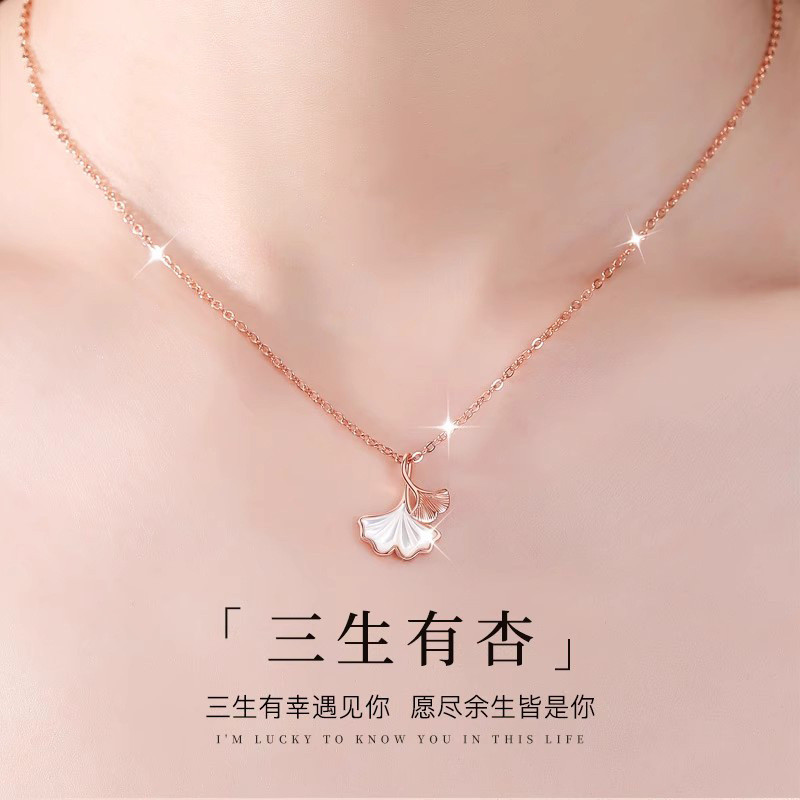 Vòng cổ lá bạch quả làm quà tặng cho người bạn thân nhất của bé gái