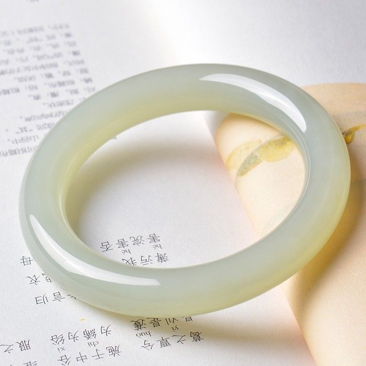 Vòng tay ngọc bích Hetian xanh tinh tế dành cho nữ