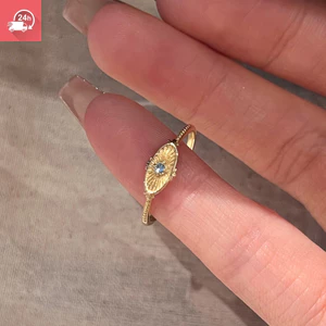Bộ khí chất cổ điển với nhẫn nữ đa năng hình học vàng zircon màu xanh