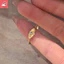 Bộ khí chất cổ điển với nhẫn nữ đa năng hình học vàng zircon màu xanh