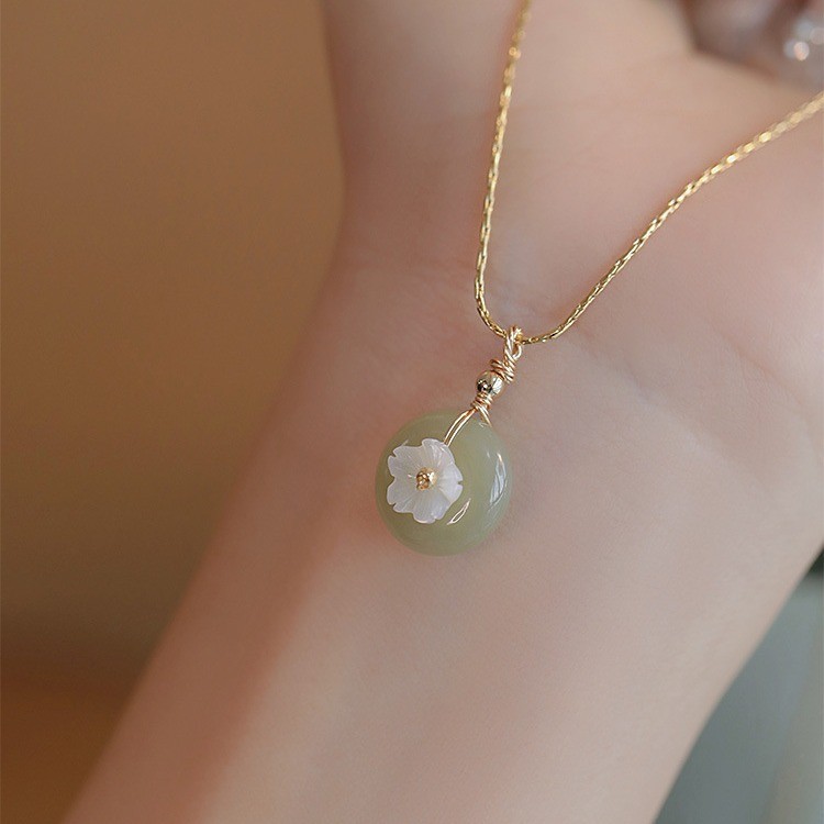 Vòng cổ mặt dây chuyền hoa ngọc bích Hetian sang trọng và tinh tế
