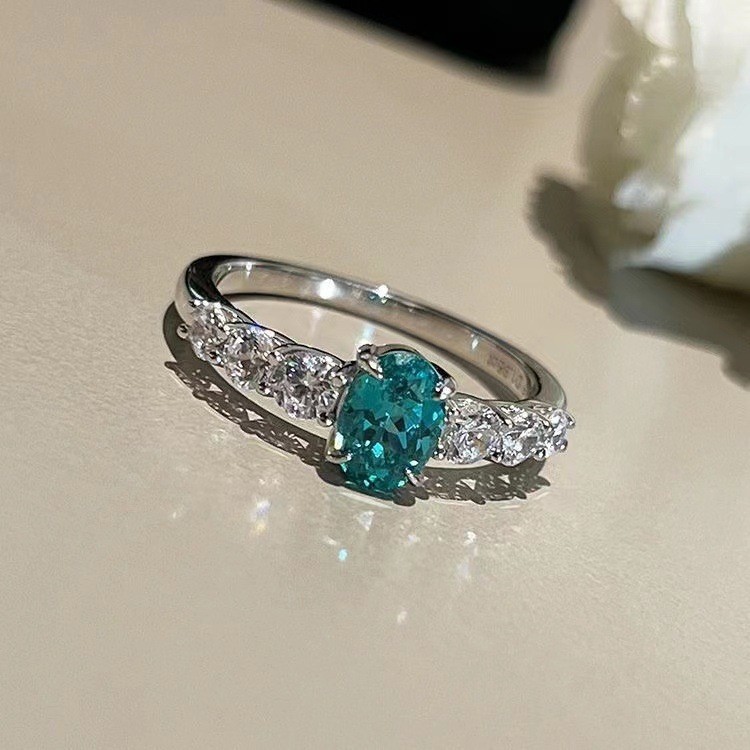 Nhẫn kim cương xanh sang trọng và tinh tế dành cho nữ