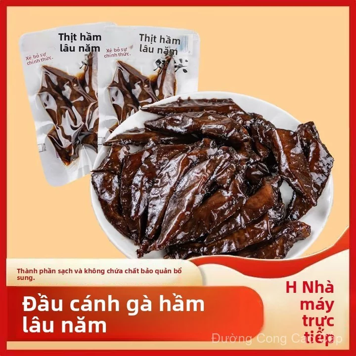Đầu cánh gà kho cay, sẵn sàng để ăn, giống như đồ ăn vặt bán ở các cửa hàng đồ ăn vặt trong ký túc xá sinh viên, đồ ăn v