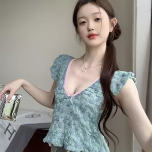 Phong cách mục vụ mùa hè Áo sơ mi ren rỗng cổ chữ V Áo thun ngắn rốn phong cách mỏng sang trọng hàng đầu