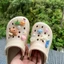 charm crocs chữ cái charm dép crocs chảm Giày Lỗ Giày Hoa Mùa Hè Đi Biển Đi Biển Dép Đi Biển Khóa Giày Thời Trang Dễ Thương Độc Đáo Tự Làm Ba Chiều Giày Trang Trí