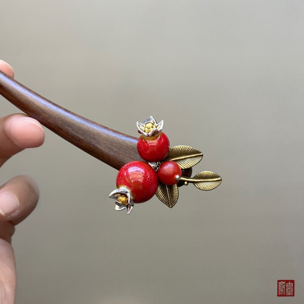 WHX-Hairpin {Cây táo gai} Phong cách Mori Văn học Trái cây đỏ Gỗ đàn hương Phụ kiện tóc Mục vụ Không khí Thiết kế phù hợp Kẹp tóc ngắn