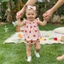 Bé Gái Dâu Trang Phục Bay Tay Babydoll Áo Ruffle Quần Short Và Nơ Đầu Bộ Mùa Hè