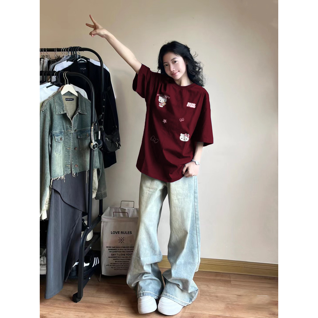 （Giao hàng 24h）Angela Áo thun tết nữ Đỏ mận form rộng cổ tròn Hello Kitty in hình cute local brand
