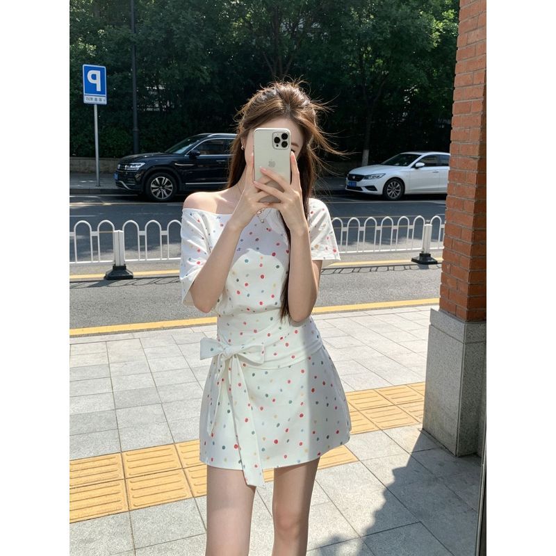 [Khuyến mãi trong thời gian có hạn] Hot Girl Tính khí Slanted Vai chấm bi eo hẹp + Váy xẻ tà Bộ đồ hai mảnh