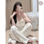 Bộ đồ ngủ hai mảnh phong cách Hàn Quốc mới VN, sang trọng và giá cả phải chăng, có trang trí ren, sử dụng chất liệu lụa mát mẻ, mềm mại mượt, thoải mái gợi cảm, kem chất lượng cao màu trắng.