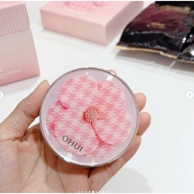 SET CUSHION OHUI HOA TẶNG KÈM 2 LÕI TONE 01 DATE 2029