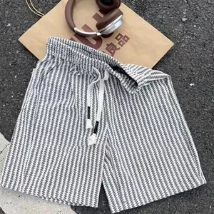 Quần short nam rộng rãi thoải mái, sử dụng vải dệt kim thoáng khí, họa tiết sọc thời trang cổ điển, thiết kế áo khoác, kích thước từ M đến 5XL, phong cách thời trang, là quà tặng cho bạn trai.